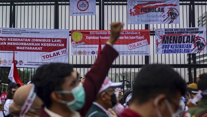 Sejumlah tenaga kesehatan berunjuk rasa menolak RUU Omnibuslaw Kesehatan di depan Gedung Parlemen, Senayan, Jakarta, Senin (28/11/2022). Mereka menolak RUU Kesehatan dalam Omnibuslaw karena dianggap akan merugikan tenaga kesehatan dan menuntut DPR mengeluarkan RUU Kesehatan tersebut dari Prolegnas Prioritas. ANTARA FOTO/Sulthony Hasanuddin/wsj.