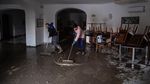 Usai Longsor, Warga Italia Bersih-bersih Rumah dari Lumpur