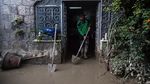 Usai Longsor, Warga Italia Bersih-bersih Rumah dari Lumpur