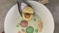 Tak kalah unik, gerai bernama Ngeronde di Puri, Jakarta Barat ini menawarkan wedang ronde dengan kuah matcha hingga cokelat. Harganya mulai Rp 10.000-an.  Foto: Instagram @ngeronde.id