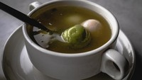 Wedang ronde yang ditawarkan di gerai bernama Bandung 85 ini juga dibanderol Rp 15.000. Kamu bisa memilih kuah gula merah agar rasanya lebih manis. Lokasinya ada di Sunter, Jakarta Utara. Foto: Instagram