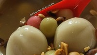 Tak kalah enak, wedang ronde dari Wedang Ronde Gajah Mada juga jadi favorit. Seporsinya dibanderol sekitar Rp 13.000 dengan 2 pilihan kuah, gula merah atau gula putih. Foto: Instagram @jgnlupakuliner