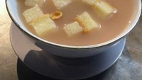 Wedang Ronde Khas Jogja Pancoran menawarkan wedang ronde yang dilengkapi dengan roti tawar dan kacang sangrai. Rasa jahe pada kuahnya pun begitu kuat. Foto: Instagram