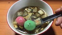 Di kawasan Cipayung, Jakarta Timur ada Wedang Ronde 63 yang bisa kamu kunjungi. Isian wedang rondenya lengkap, ada roti tawar, mutiara hingga biji selasih. Harganya mulai Rp 10.000. Foto: Julia Riswandani