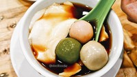 Gerai Waroeng Djahe menawarkan wedang ronde dengan varian unik. Alih-alih kolang-kaling, di sini malah disajikan dengan kembang tahu. Untuk pilihan kuahnya tersedia kuah susu kedelai. Foto: Instagram @doctfoodie