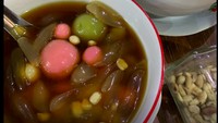 Wedang ronde di Wedang Ronde Sejati bisa kamu dapatkan dengan harga Rp 15.000. Isiannya lengkap, mulai dari onde besar, onde kecil, kolang-kaling hingga kacang sangrai. Foto: Syarifah Eldistio