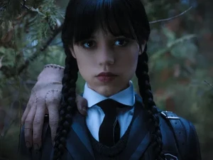 Video: Saat Thing Ikut Melenggang di Premiere Wednesday Season 2
