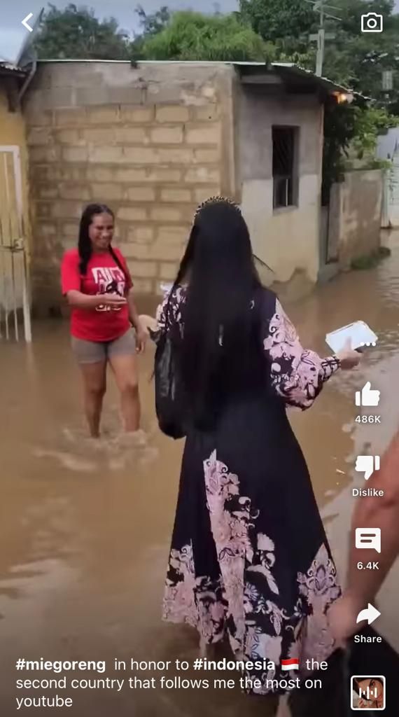 YouTuber Lebanon Bikin Mie Goreng ala Indonesia dan Bagikan ke Satu Kampung