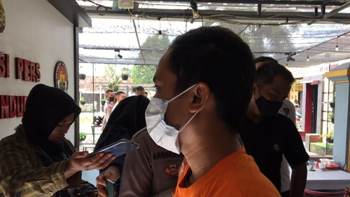 Pelaku penganiayaan terhadap saudara kandung ditahan di Polsek Sandubaya, Mataram, NTB Selasa (29/11/2022).