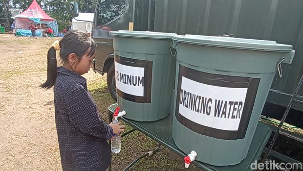 Air minum untuk pengungsi gempa Cianjur.