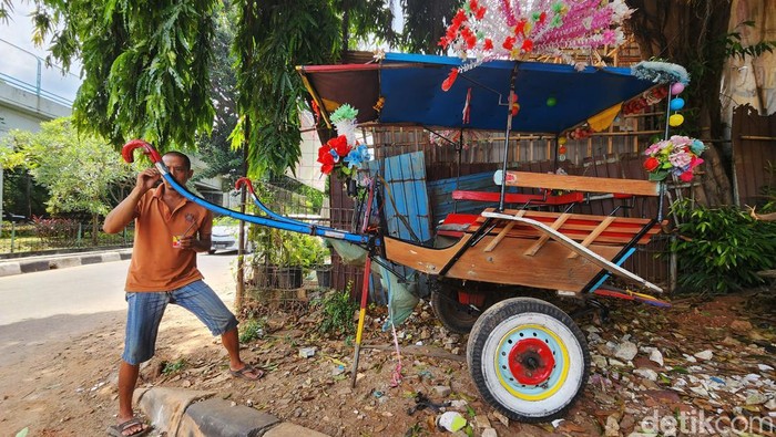Andong Wisata Terkendala Regulasi Para penarik andong wisata melakukan perawatan rutin pada hari kerja, di Kebon Jeruk, Jakarta Barat, beberapa waktu lalu. Regulasi andong wisata di DKI Jakarta hanya membolehkan beroperasi di kawasan wisata seperti Monas pada hari libur nasional dan akhir pekan Sabtu Minggu. Pada hari kerja, andong wisata terpaksa beroperasi atau narik di kawasan perumahan dengan menyasar penumpang anak-anak.
