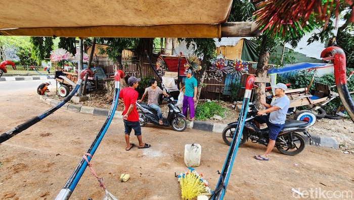 Para penarik andong wisata melakukan perawatan rutin pada hari kerja, di Kebon Jeruk, Jakarta Barat, beberapa waktu lalu. Regulasi andong wisata di DKI Jakarta hanya membolehkan beroperasi di kawasan wisata seperti Monas pada hari libur nasional dan akhir pekan Sabtu Minggu. Pada hari kerja, andong wisata terpaksa beroperasi atau narik di kawasan perumahan dengan menyasar penumpang anak-anak.