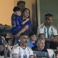 Antonela duduk di sebelah ayah mertuanya, Jorge Messi, yang tampak serius menyaksikan pertandingan. Foto: Instagram/@antonelaroccuzzo