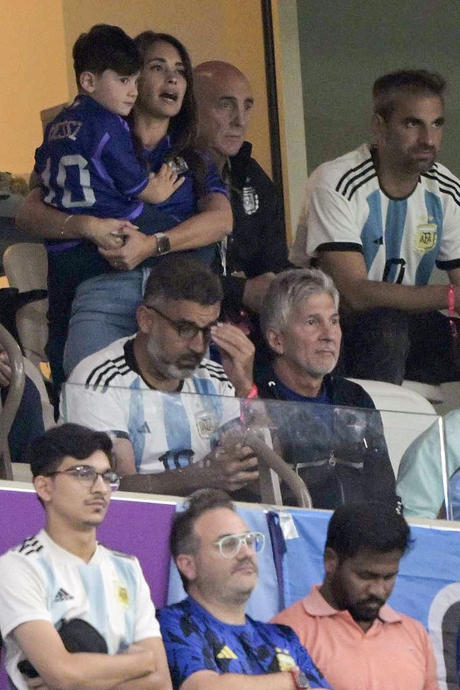 Antonela tampak mengenakan jersey ungu dengan rambut digerai. Sambil asyik menonton, dia juga menggendong salah satu putranya. Foto: Instagram/@antonelaroccuzzo