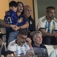 Antonela tampak mengenakan jersey ungu dengan rambut digerai. Sambil asyik menonton, dia juga menggendong salah satu putranya. Foto: Instagram/@antonelaroccuzzo