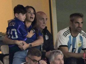 Foto: Istri Messi Nonton Argentina di Piala Dunia Qatar Sambil Gendong Anak