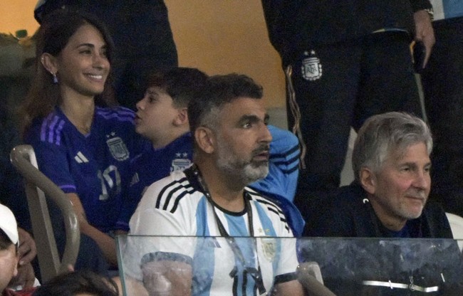 Lionel Messi memimpin kesebelasan Argentina melawan Meksiko di Piala Dunia 2022 pada Minggu (27/11/2022). Sang istri Antonela Roccuzzo memberikan dukungan dengan ikut menonton pertandingan yang digelar di Lusail Stadium, Lusail, Qatar, tersebut. Foto: Instagram/@antonelaroccuzzo