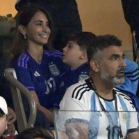 Lionel Messi memimpin kesebelasan Argentina melawan Meksiko di Piala Dunia 2022 pada Minggu (27/11/2022). Sang istri Antonela Roccuzzo memberikan dukungan dengan ikut menonton pertandingan yang digelar di Lusail Stadium, Lusail, Qatar, tersebut. Foto: Instagram/@antonelaroccuzzo