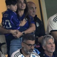 Wanita 34 tahun tersebut terlihat selalu memperlihatkan senyumnya kala menonton pertandingan yang memenangkan Argentina dengan skor 2-0 itu. Foto: Instagram/@antonelaroccuzzo