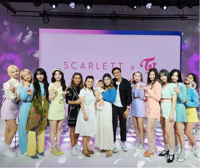 Bisnis produk kecantikan Felicya Angelista, Scarlett, memang sebelumnya diketahui berkolaborasi bersama TWICE. TWICE sempat menjadi brand ambassador Scarlett di tahun 2021 hingga 2022. Foto: Instagram/@felicyangelista_
