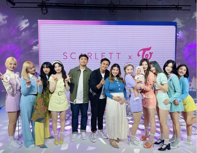 Tak hanya berpose bersama, melainkan juga bisa digendong langsung oleh Idol KPop membuat baby Bible disebut-sebut sebagai bayi yang beruntung. Tak sedikit yang berhasil dibuat iri melihat foto-foto baby Bible yang bisa eksis berpose bersama para personil TWICE. Foto: Instagram/@felicyangelista_