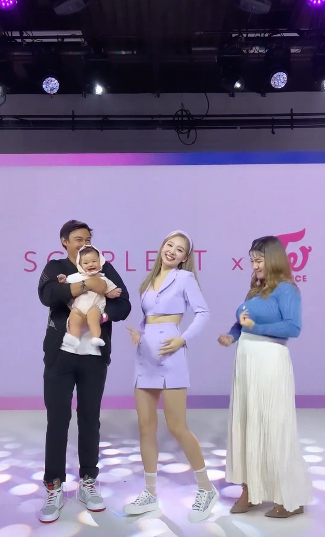 Nggak cuma foto bersama, baby Bible sambli digendong ayahnya, Caesar Hito, bersama dengan Felicya Angelista dan Nayeon juga berjoget bersama. Terlihat baby Bible yang begitu ceria dan bahagia. Foto: Instagram/@felicyangelista_