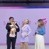 Nggak cuma foto bersama, baby Bible sambli digendong ayahnya, Caesar Hito, bersama dengan Felicya Angelista dan Nayeon juga berjoget bersama. Terlihat baby Bible yang begitu ceria dan bahagia. Foto: Instagram/@felicyangelista_