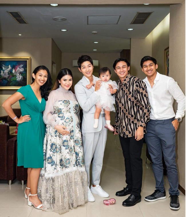 Beruntung banget, baby Bible juga sempat merasakan digendong oleh Song Joong Ki. Kedatangan Song Joong Ki ke Indonesia sendiri bertujuan untuk memeriahkan acara meet and greet penggemar yang diadakan oleh merek skincare milik Felicya Angelista. Foto: Instagram/@felicyangelista_