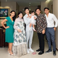 Beruntung banget, baby Bible juga sempat merasakan digendong oleh Song Joong Ki. Kedatangan Song Joong Ki ke Indonesia sendiri bertujuan untuk memeriahkan acara meet and greet penggemar yang diadakan oleh merek skincare milik Felicya Angelista. Foto: Instagram/@felicyangelista_