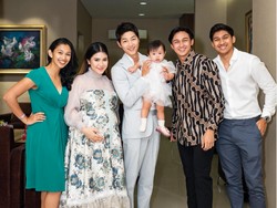 7 Foto Anak Felicya Angelista, Eksis Pose Bareng TWICE & Song Joong Ki