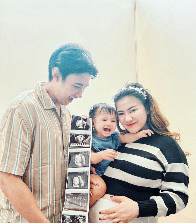 Baby Bible merupakan anak pertama dari Felicya Angelista dan Caesar Hito yang lahir pada 9 November 2021. Saat ini keluaraga kecil tersebut tengah menantikan kelahiran anak kedua mereka. Foto: Instagram/@felicyangelista_