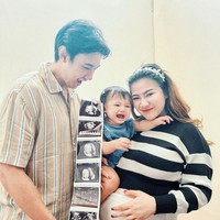 Baby Bible merupakan anak pertama dari Felicya Angelista dan Caesar Hito yang lahir pada 9 November 2021. Saat ini keluaraga kecil tersebut tengah menantikan kelahiran anak kedua mereka. Foto: Instagram/@felicyangelista_