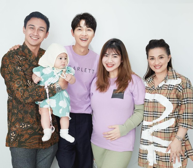 Terbaru, baby Bible juga terlihat berpose bersama Song Joong Ki yang beberapa waktu lalu mengunjungi Indonesia. Terlihat baby Bible yang menggemaskan digendong oleh sang ayah yang berdiri di sebelah Song Joong Ki. Foto: Instagram/@felicyangelista_