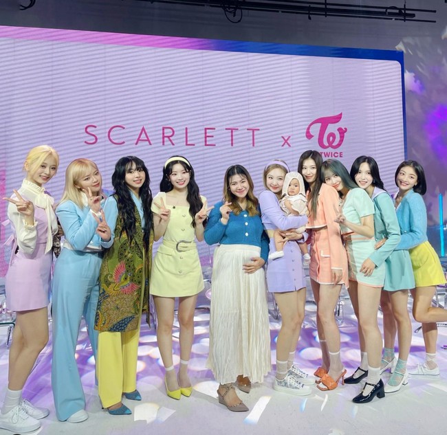 Baby Graziella Bible Emmanuella dianggap begitu beruntung karena bisa eksis berpose bersama para Idol KPop. Sebelumnya baby Bible pernah terlihat berpose bersama member TWICE. Seperti dalam foto yang satu ini, baby Bible tampak digendong oleh Nayeon TWICE. Foto: Instagram/@felicyangelista_
