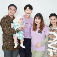 Terbaru, baby Bible juga terlihat berpose bersama Song Joong Ki yang beberapa waktu lalu mengunjungi Indonesia. Terlihat baby Bible yang menggemaskan digendong oleh sang ayah yang berdiri di sebelah Song Joong Ki. Foto: Instagram/@felicyangelista_
