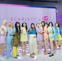 Baby Graziella Bible Emmanuella dianggap begitu beruntung karena bisa eksis berpose bersama para Idol KPop. Sebelumnya baby Bible pernah terlihat berpose bersama member TWICE. Seperti dalam foto yang satu ini, baby Bible tampak digendong oleh Nayeon TWICE. Foto: Instagram/@felicyangelista_