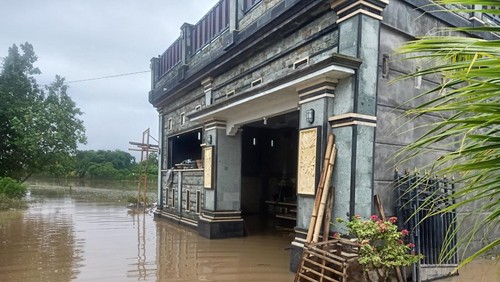 Banjir di Desa Kaliakah, Kecamatan Negara, Jembrana menggenangi 70 KK. Foto: I Putu Adi Budiastrawan