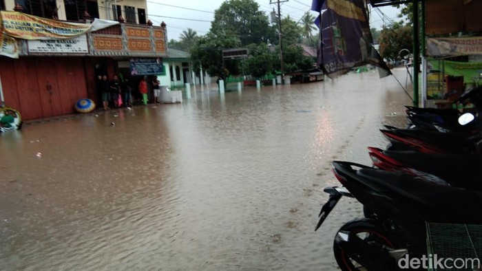 Banjir di Jalan Raya Jogja-Baturetno, tepatnya di Dusun Ngulu Kidul, Desa/Kecamatan Pracimantoro Wonogiri, Selasa (29/11/2022).