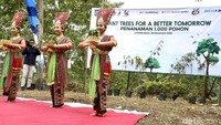 Kesenian daerah turut memeriahkan penanaman pohon tersebut.