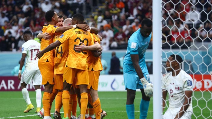 AL KHOR, QATAR - NOVEMBER 29:   Frankie de Jong of the Netherlands celebrates scoring the second goal with team-mates during the FIFA World Cup Qatar 2022 Group A match between Netherlands and Qatar at Al Bayt Stadium on November 29, 2022 in Al Khor, Qatar. (Photo by Chris Brunskill/Fantasista/Getty Images)