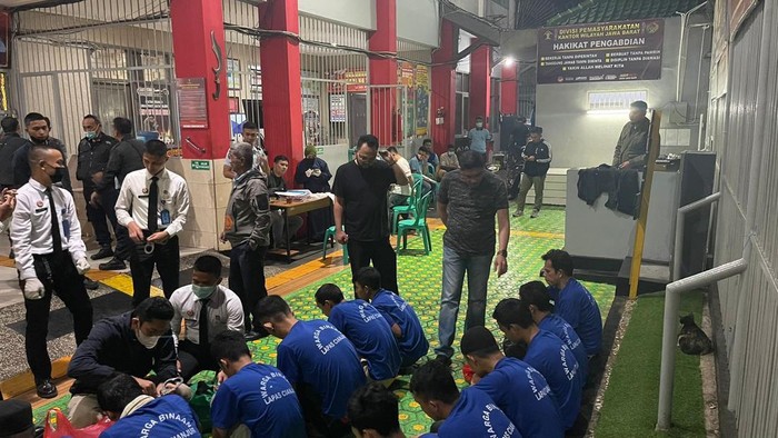 Belasan narapidana Lapas Cianjur diungsikan ke Lapas Sukabumi.