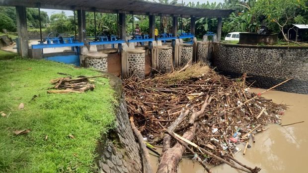 Bendungan Banyubiru 1 yang berlokasi di sungai Kaliakah setiap hujan lebat dipenuhi sampah. Foto: I Putu Adi Budiastrawan