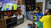 Helios dan Carlos pun begitu bersemangat dan ceria menyaksikan laga Timnas Brasil. (Foto: AP/Marcelo Chello)