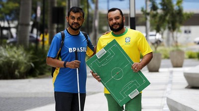 Membantu Teman Tunanetra-Tuli Rasakan Piala Dunia 2022