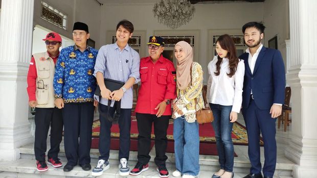 Bupati Cianjur Herman Suherman bertemu Lesty Kejora dan Rizky Billar.