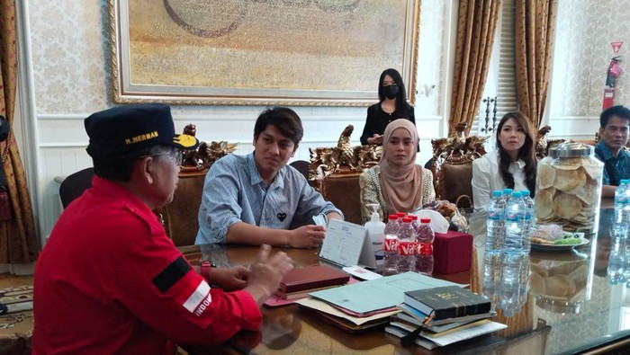 Bupati Cianjur Herman Suherman bertemu Lesty Kejora dan Rizky Billar.