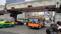 Ada beberapa jenis angkutan massal di Kota Bangkok, yakni bus, perahu, MRT sampai Skytrain.