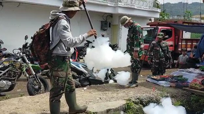 Busa putih di saluran pembuangan Bandung Barat