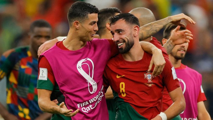 Portugals forward #07 Cristiano Ronaldo (L) and Portugals midfielder #08 Bruno Fernandes celebrate after they won the Qatar 2022 World Cup Group H football match between Portugal and Uruguay at the Lusail Stadium in Lusail, north of Doha on November 28, 2022. (Photo by Odd ANDERSEN / AFP) (Photo by ODD ANDERSEN/AFP via Getty Images)