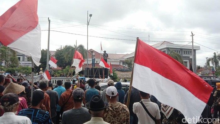 Aksi unjuk rasa menuntut dana RTLH 2022 untuk warga miskin Purworejo segera cair.